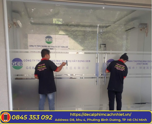 chuyen thi cong decal dan kinh Phu Quy Vsip2.jpg
